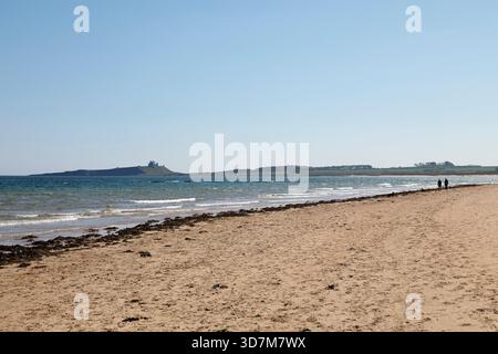 Embleton Beach a Northumberland, Inghilterra. Le rovine del castello di Dunstanburgh possono essere viste dalla spiaggia. Foto Stock