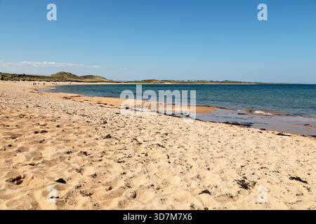 Embleton Beach a Northumberland, Inghilterra. Le dune orlano nella spiaggia, lambita dal Mare del Nord. Foto Stock