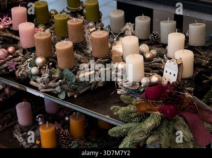 Diverse corone dell'avvento con candele su un supporto da scaffale Foto Stock