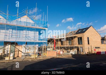 Cantieri edili e case a schiera parzialmente costruite / edifici di nuova costruzione / costruzione di nuove case / appartamenti / appartamenti / appartamenti su campo marrone / sito industriale ex panetteria. Twickenham. REGNO UNITO. (146) Foto Stock