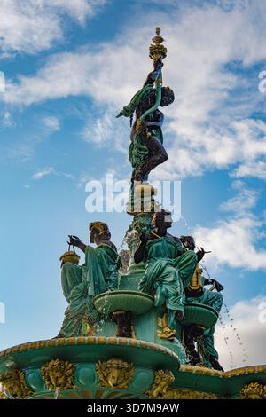 Edimburgo, Scozia: Dettagli della Ross Fountain, 1872 fontana in ghisa nei West Princes Street Gardens che rappresentano scienza, arte, poesia e industria Foto Stock