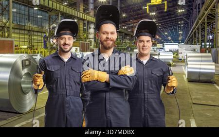 Gruppo di saldatori in una fabbrica per acciaio laminato a freddo Foto Stock