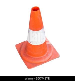 Cono stradale arancione usurato con striscia bianca riflettente isolata su sfondo bianco, un singolo oggetto tagliato, segnaletica di sicurezza stradale in plastica rigata, parte superiore Foto Stock