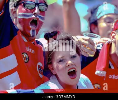 EAST RUTHERFORD NJ: 23 GIUGNO: Tifosi norvegesi durante una partita di Coppa del mondo 1994 tra Italia e Norvegia, il 23 giugno 1994, al Giants Stadium di East Rutherford, New Jersey. Foto: Tony Quinn Foto Stock