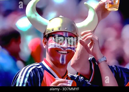 EAST RUTHERFORD NJ: 23 GIUGNO: Tifosi norvegesi durante una partita di Coppa del mondo 1994 tra Italia e Norvegia, il 23 giugno 1994, al Giants Stadium di East Rutherford, New Jersey. Foto: Tony Quinn Foto Stock