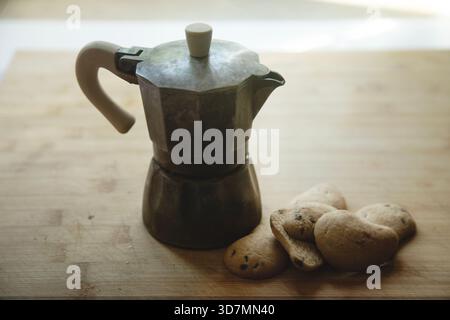 Caffettiera con moka e biscotti per una deliziosa colazione Foto Stock