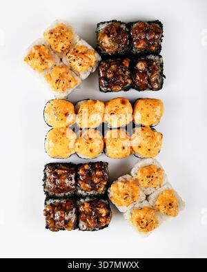 Bella presentazione di varie varietà di sushi su una superficie piana Foto Stock