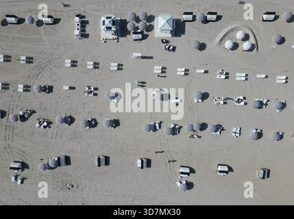 Vacanze estive. Vacanze al mare in estate. Relax al mare sotto l'ombrellone. Viaggia verso il mare. Resort di lusso. Vista dall'alto della spiaggia di sabbia con sole Foto Stock