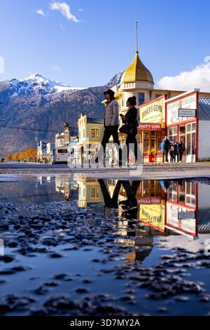 Coppia che cammina su Broadway Street nel centro di Skagway, Alaska, Stati Uniti Foto Stock
