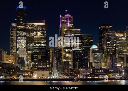 Lo skyline del centro di Seattle di notte è visto dal lungomare - Seattle, Washington, Stati Uniti Foto Stock