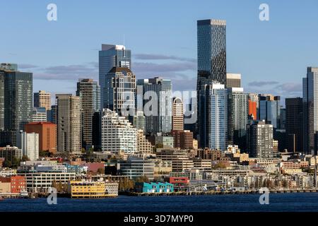 Lo skyline del centro di Seattle si affaccia sul lungomare, Seattle, Washington, USA Foto Stock