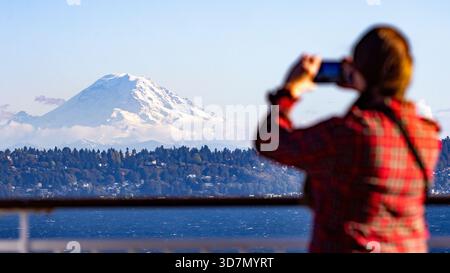 Il turista scatta una foto del Monte Rainier dalla nave da crociera a Puget Sound - Seattle, Washington, USA Foto Stock
