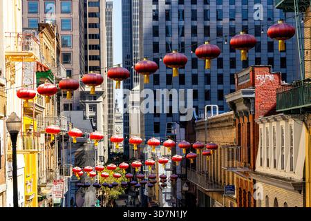 Scena di Chinatown Street con lanterne colorate e il Ferry Building in lontananza - San Francisco, California, USA Foto Stock