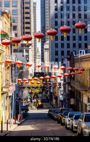 Scena di Chinatown Street con lanterne colorate e il Ferry Building in lontananza - San Francisco, California, USA Foto Stock
