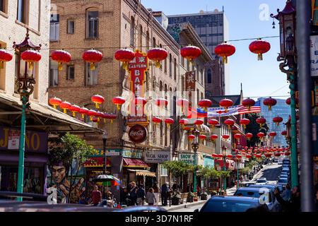 Scena di Chinatown Street con lanterne colorate - San Francisco, California, Stati Uniti Foto Stock