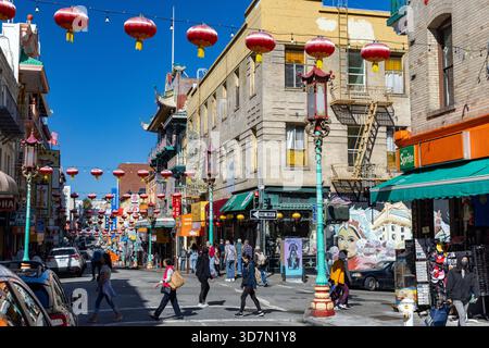 Scena di Chinatown Street con lanterne colorate - San Francisco, California, Stati Uniti Foto Stock