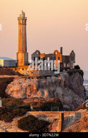 Faro dell'isola di Alcatraz nel caldo bagliore del tramonto, isola di Alcatraz - San Francisco, California, Stati Uniti Foto Stock