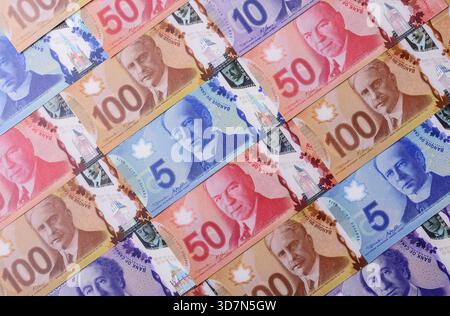 Moneta, valuta del Canada, banconote in dollari di vari tagli. Soldi canadesi come sfondo finanziario per il tuo progetto Foto Stock