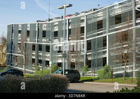 Un parcheggio a più piani con un design unico. Parcheggio in una zona industriale. Foto Stock