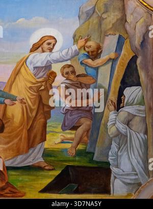 Cherasco, Italia - 10-20-2025: Pittura (XIX secolo) di Gesù miracolo: La risurrezione di Lazzaro. Foto Stock
