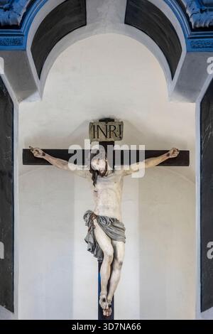Cherasco, Italia - 10-20-2025: Gesù Cristo crocifisso sulla croce. Foto Stock