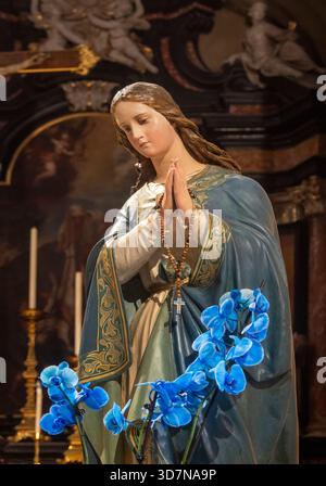Cherasco, Italia - 10-20-2025: Statua (XIX secolo) della Vergine Maria in preghiera. Foto Stock
