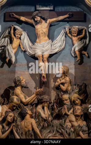 Cherasco, Italia - 10-20-2025: Scultura (XIX secolo) di Gesù e delle anime del purgatorio. Foto Stock