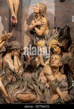 Cherasco, Italia - 10-20-2025: Scultura (XIX secolo) di anime dal purgatorio. Foto Stock