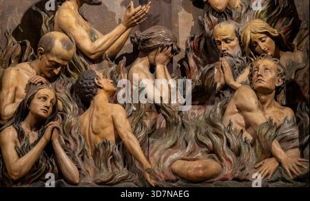 Cherasco, Italia - 10-20-2025: Scultura (XIX secolo) di anime dal purgatorio. Foto Stock