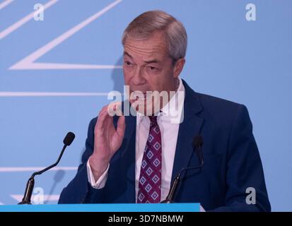 Londra, Regno Unito. 26 novembre 2025. Capo del Partito Riformista, Nigel Farage. Il Partito Riformista tiene una conferenza stampa per condividere le proprie opinioni sul bilancio di Rachel Reeves. Crediti: Mark Thomas/Alamy Live News Foto Stock