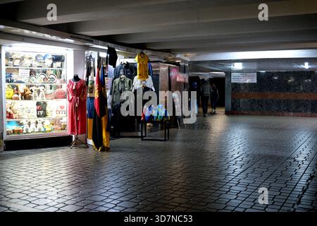 I visitatori passeggiano attraverso un vivace mercato sotterraneo pieno di artigianato locale. Khreshchatyk, Kiev, Ucraina. 26 novembre 2025. Foto Stock