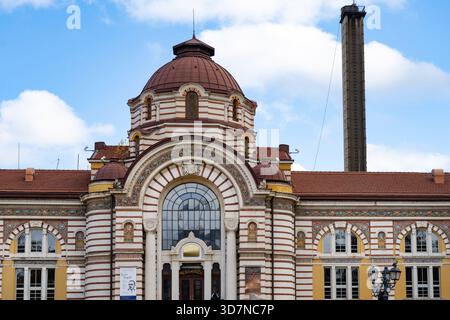 Sofia, Bulgaria. 23 novembre 2025. Dettaglio architettonico del Museo di storia regionale di Sofia, l'ex bagni minerari centrali municipali a histor Foto Stock
