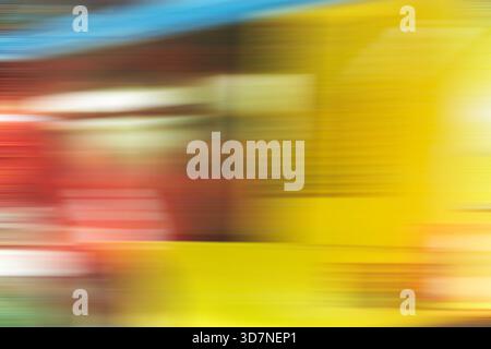 Uno sfondo luminoso ed energico con sfocature di movimento astratte con striature di luce bianche e gialle dominanti. Foto Stock