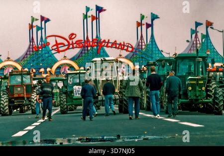 Parigi, Francia, gente di folla, uomini, dimostrazione degli agricoltori francesi contro Disneyland Eurodisney Paris Park. Blocco dell'ingresso con i trattori. Foto Stock