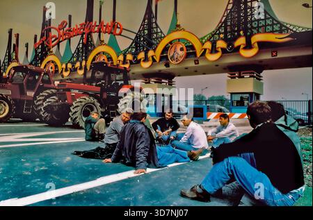 Parigi, Francia, gente di folla, uomini, seduti in strada, dimostrazione di agricoltori francesi contro Eurodisney, Disneyland Paris Park. Foto Stock