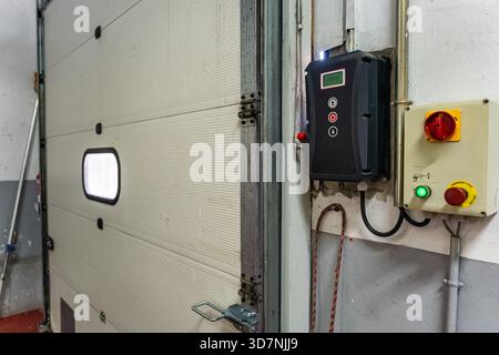 Attrezzature industriali per l'apertura della porta per lo scarico delle merci nei magazzini logistici. Foto Stock