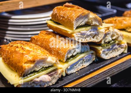 Panini tradizionali esposti al banco del bar Pinchos nella città di San Sebastian nel nord della Spagna Foto Stock
