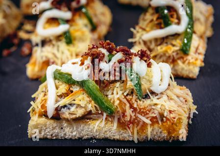 Spuntini tradizionali chiamati pinchos in tapas bar nella città di San Sebastián chiamato anche Donostia nei Paesi Baschi, Spagna Foto Stock