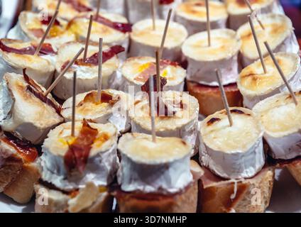 Piatto con spuntini spagnoli tradizionali chiamati pinchos nella città di San Sebastian, chiamata anche Donostia nella regione di Gipuzkoa in Spagna Foto Stock