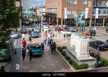 Mostra di auto d'epoca nel quartiere pedonale di Broadgate, statua di Lady Godiva, centro di Coventry, Warwickshire, Inghilterra Foto Stock