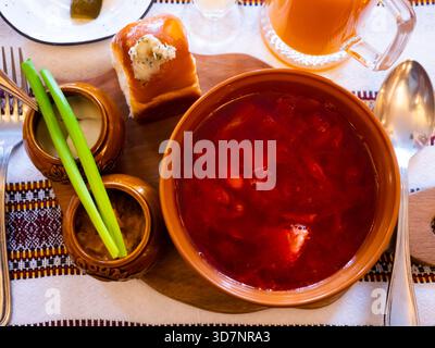 Borscht, zuppa calda di barbabietole Foto Stock