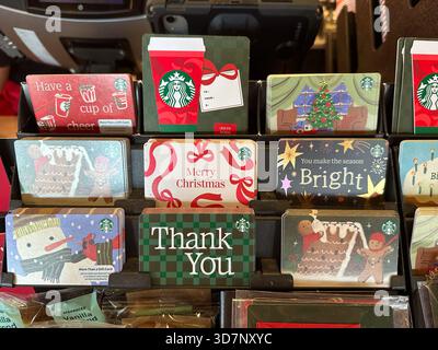I buoni regalo per le festività sono esposti sullo scaffale durante le festività natalizie presso Starbucks il 26 novembre 2025 a Miami, Florida. USA (foto di Michele Eve Sandberg/Sipa USA) Foto Stock