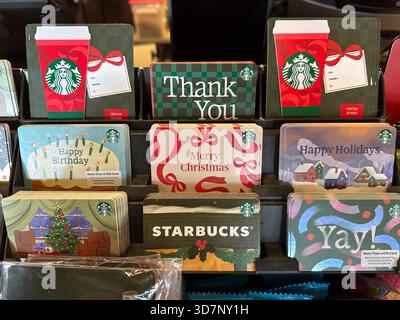 I buoni regalo per le festività sono esposti sullo scaffale durante le festività natalizie presso Starbucks il 26 novembre 2025 a Miami, Florida. USA (foto di Michele Eve Sandberg/Sipa USA) Foto Stock