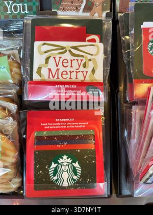 I buoni regalo per le festività sono esposti sullo scaffale durante le festività natalizie presso Starbucks il 26 novembre 2025 a Miami, Florida. USA (foto di Michele Eve Sandberg/Sipa USA) Foto Stock