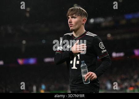 Londra, Regno Unito. 26 novembre 2025. Calcio: Champions League, FC Arsenal - Bayern Monaco, Preliminary Round, Matchday 5, Emirates Stadium, Monaco di Baviera Lennart Karl fare la sua sostituzione. Crediti: Sven Hoppe/dpa/Alamy Live News Foto Stock