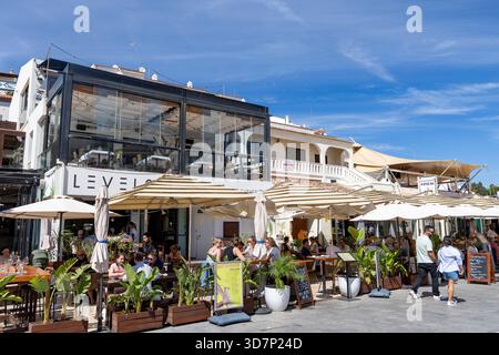 Carvoeiro, cittadina balneare sull'Algarve in Portogallo, gente che si gusta il pranzo in uno dei molti ristoranti della città accanto alla spiaggia, in Europa Foto Stock