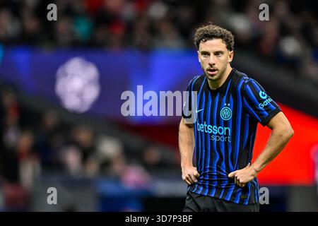 Madrid, Spagna. 26 novembre 2025. MADRID, SPAGNA - NOVEMBRE 26: Carlos Augusto dell'FC Internazionale Milano guarda durante la fase MD5 della UEFA Champions League 2025/26 tra l'Atletico de Madrid e l'FC Internazionale Milano all'Estadio Metropolitano il 26 novembre 2025 a Madrid, Spagna. (Foto di Pablo Morano/Agenzia BSR) credito: Agenzia BSR/Alamy Live News Foto Stock
