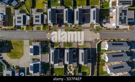 Vista aerea di file di case ordinate con pannelli solari crogiolati sotto il sole, Exeter, Inghilterra, Regno Unito. Foto Stock