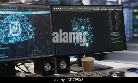 Primo piano dei monitor nell'ufficio del data center che supervisionano l'hardware che supporta il flusso di lavoro della formazione ai. Schermi PC che monitorano i server che elaborano set di dati di apprendimento automatico, riprese con fotocamera portatile Foto Stock