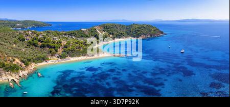 Vista aerea panoramica della costa dell'isola di Skiathos, Grecia, con la grande e piccola spiaggia di Banana Foto Stock